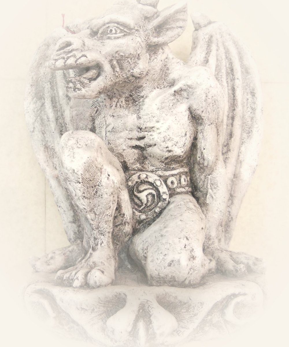 Gargouille ailée en plâtre patiné, assise sur son socle